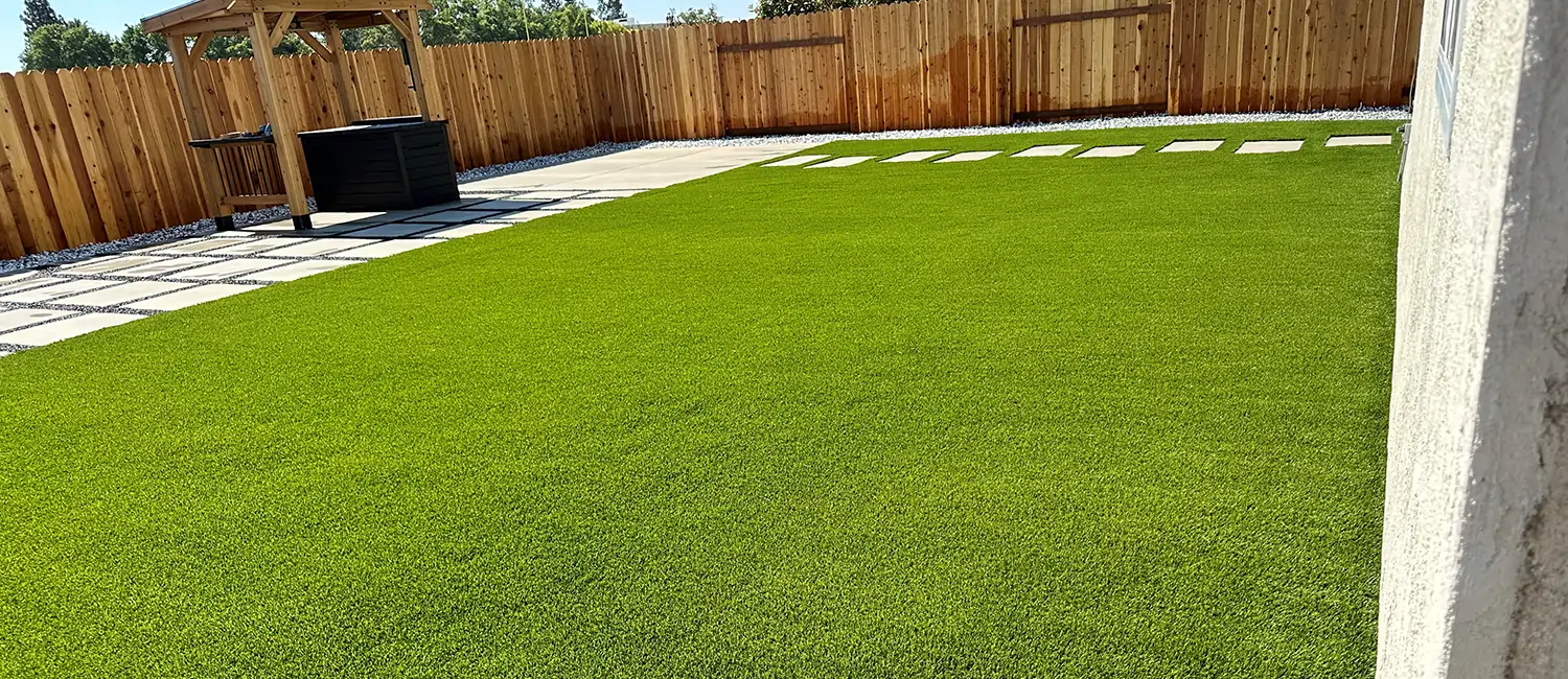 Artificial grass backyard installed by SYNLawn